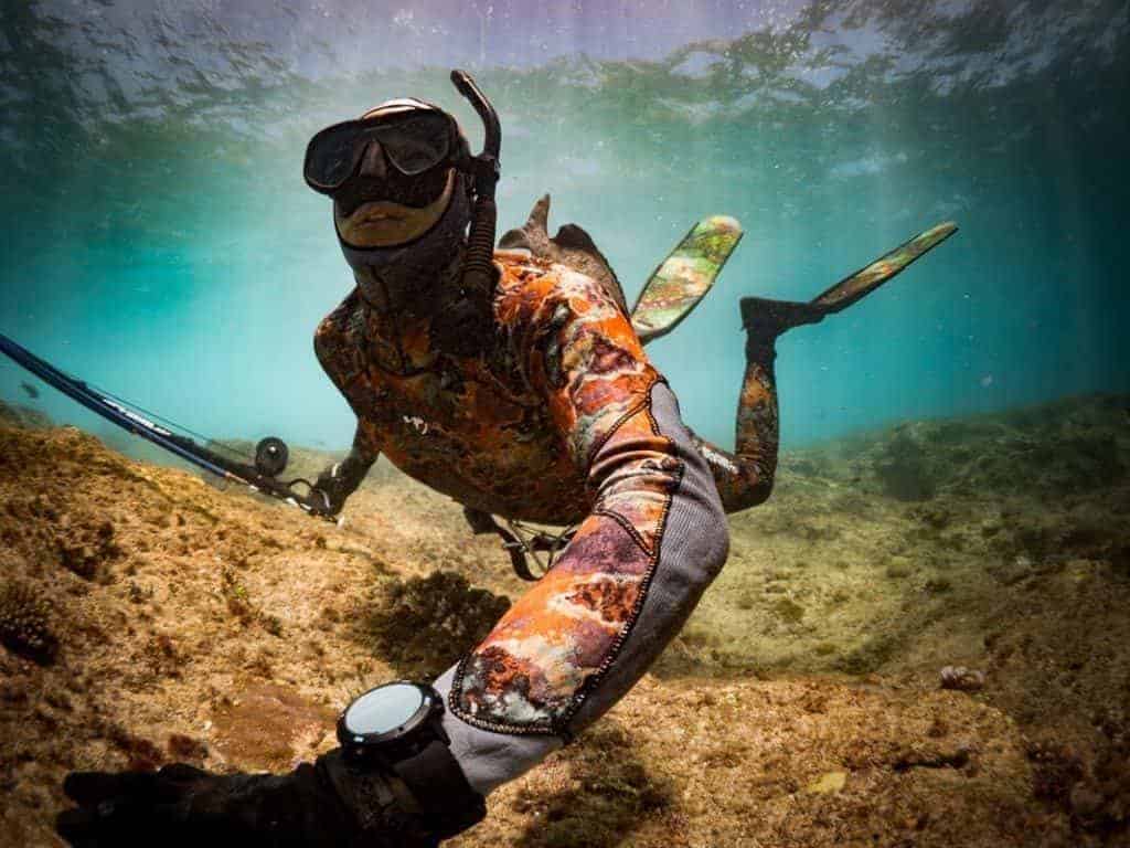 Spearfishing with Suunto D6i Novo Black Stealth Zulu